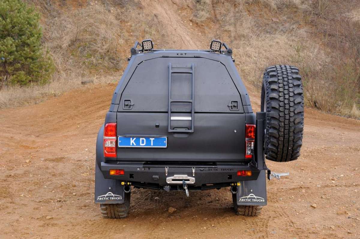 картинка Задний силовой бампер с калиткой крепления запасного колеса - Toyota Hilux Arctic Trucks