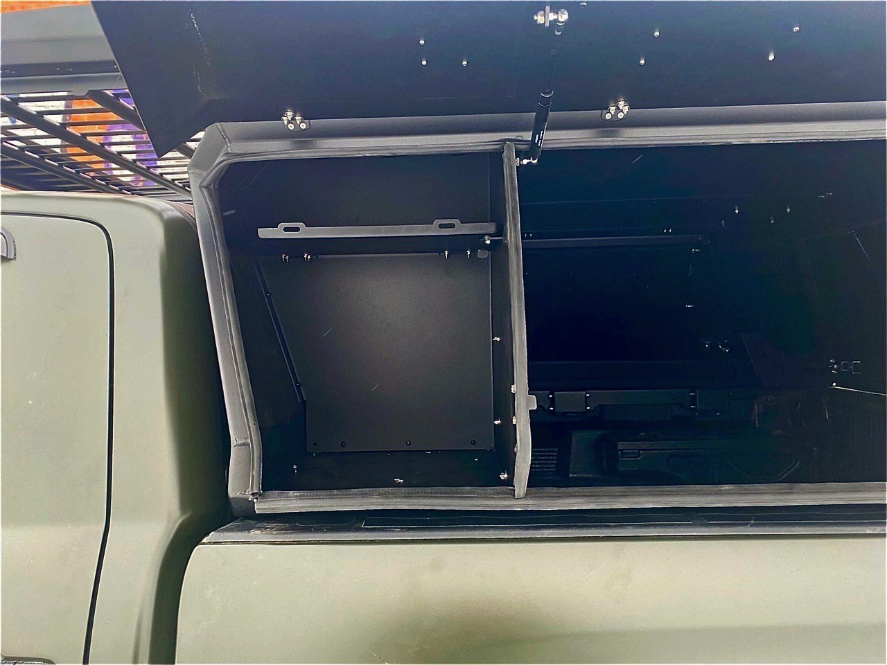 картинка Кунг алюминиевый для Toyota Tundra Crew Max (с 2021 г.в.) 3 двери — KDT 2228IL