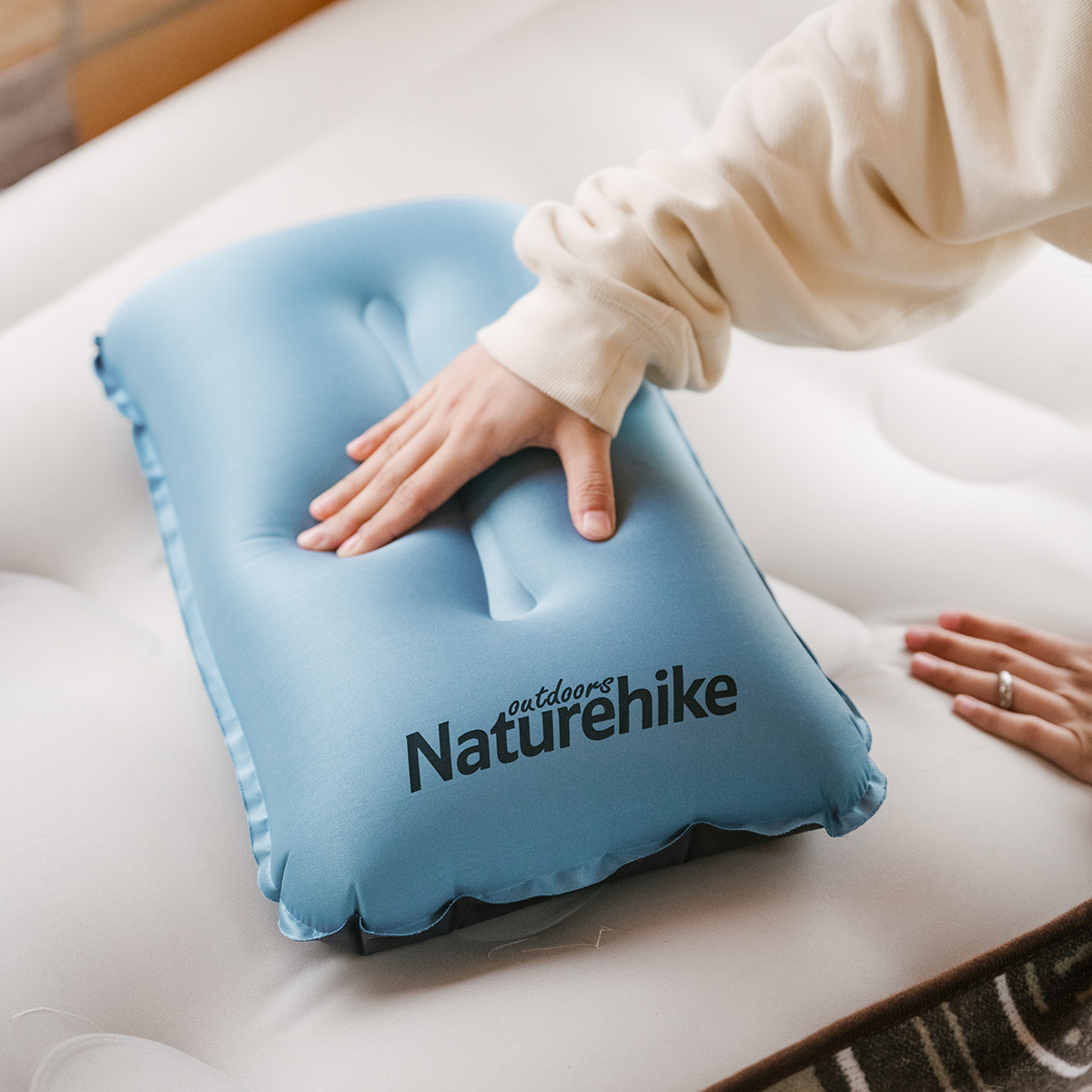 Подушка Naturehike NH17A001-L самонадувающаяся бежевая