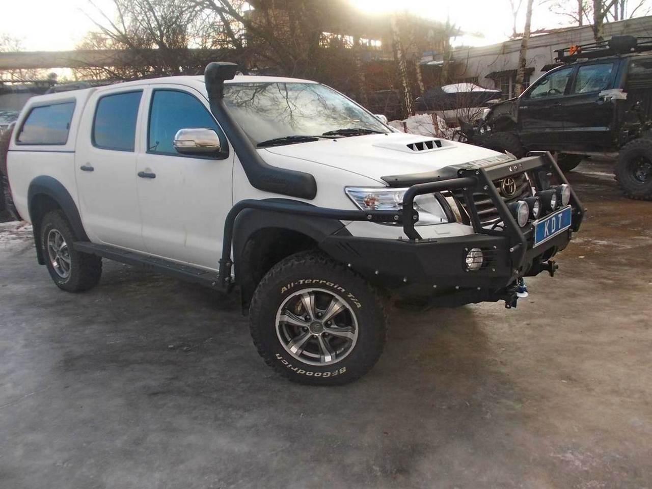 картинка Бампер передний KDT без кенгурина для Toyota Hilux III поколения лифт 50-75мм