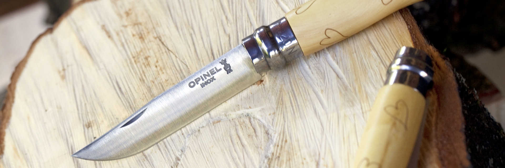 картинка Нож Opinel №7 Nature, нержавеющая сталь, рукоять самшит, гравировка сердца, 001548