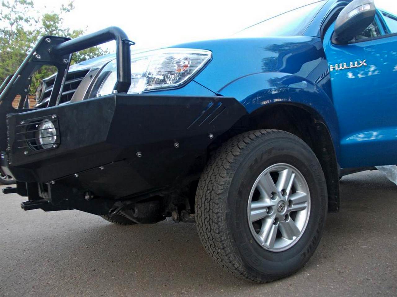 картинка Бампер передний KDT без кенгурина для Toyota Hilux III поколения лифт 50-75мм