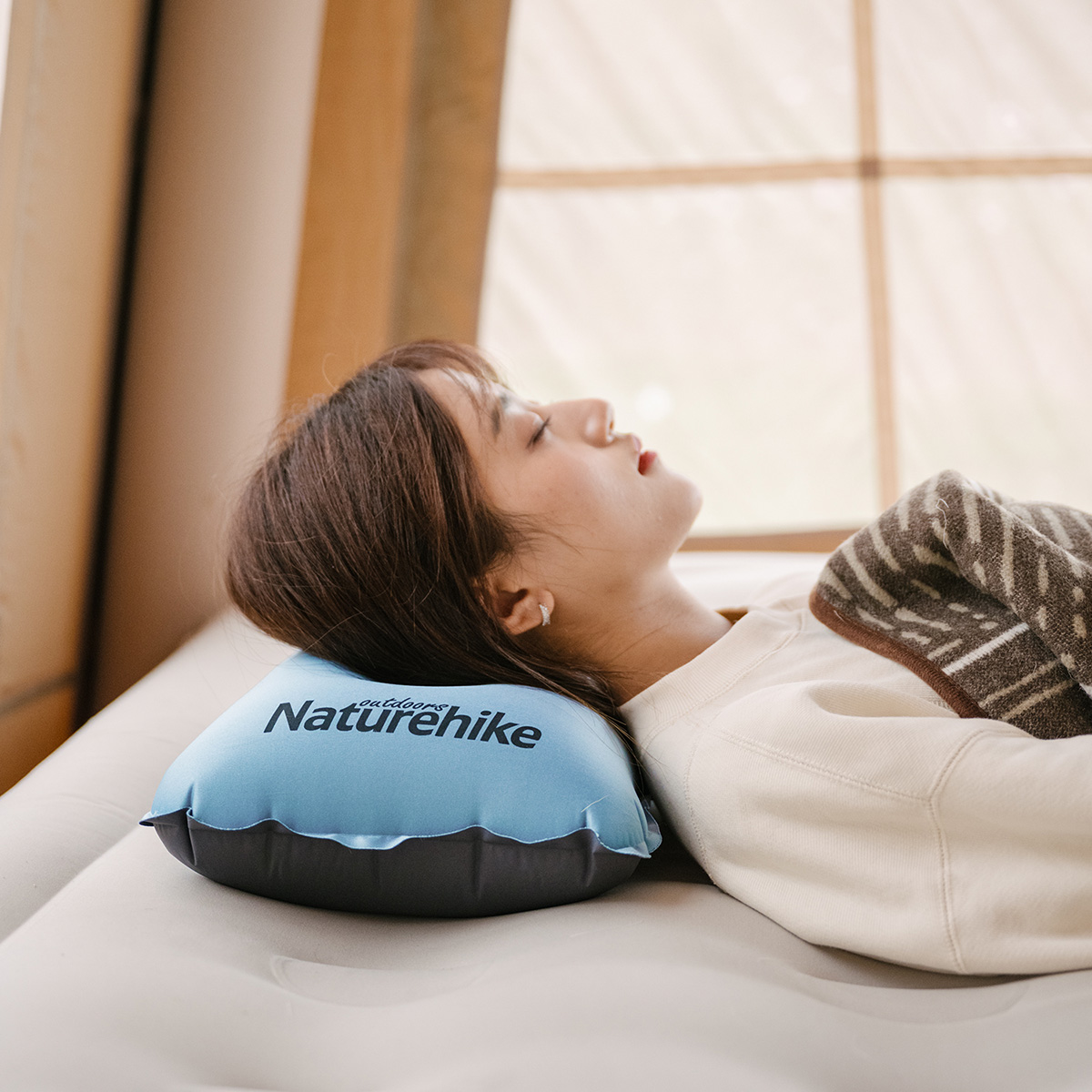 картинка Подушка Naturehike NH17A001-L самонадувающаяся бежевая