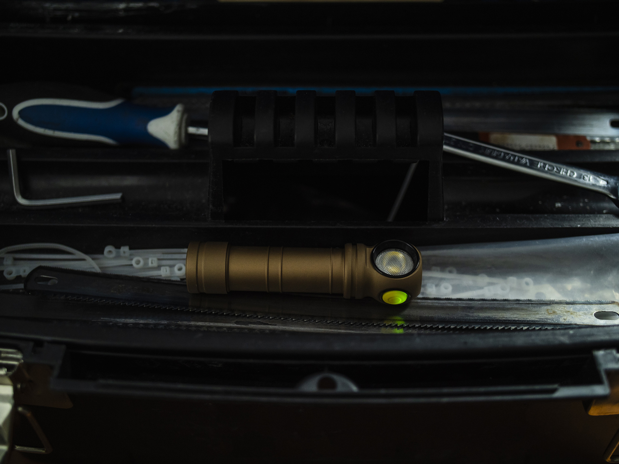 картинка Фонарь налобный Armytek Wizard C2 Pro Max White (Sand)