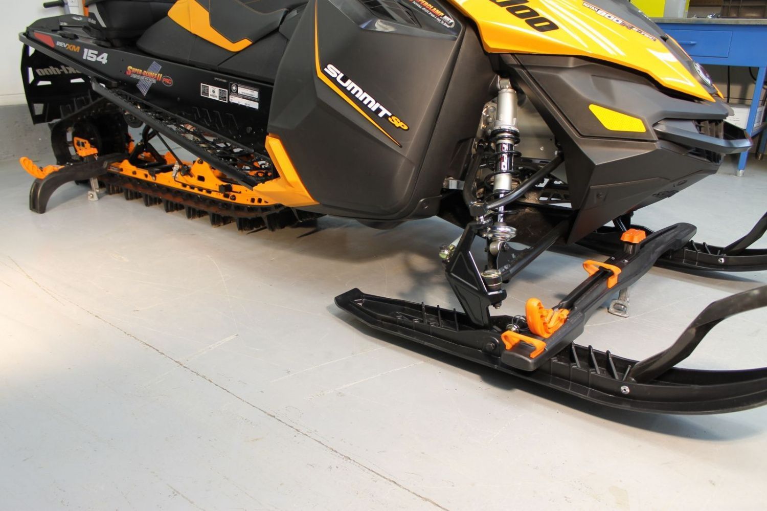 картинка Пластиковые фиксаторы для крепления снегохода к кузову прицепа (передние)