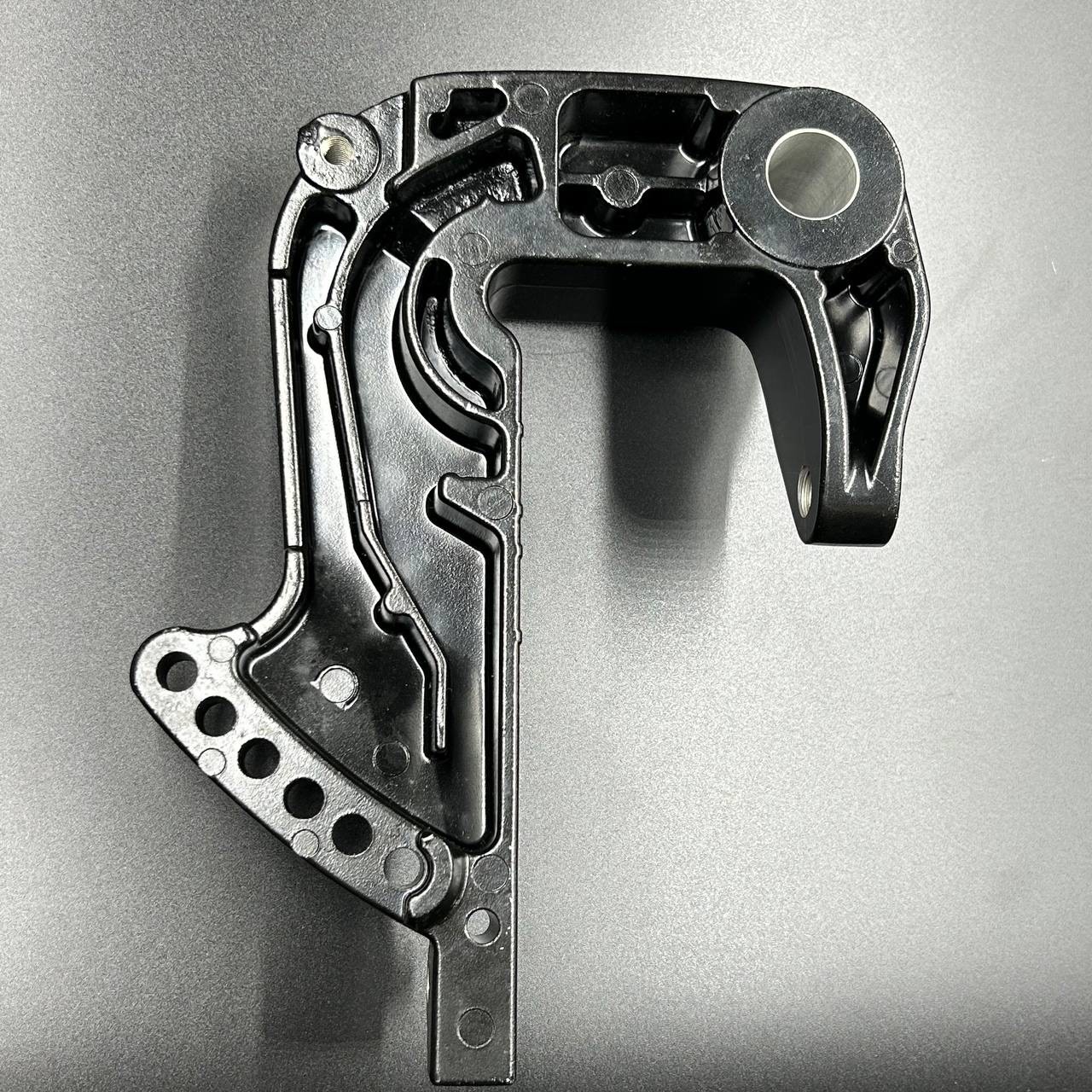 картинка Струбцина станины левая Tohatsu 9.9-18 (3G2Q62113) (YUELANG)