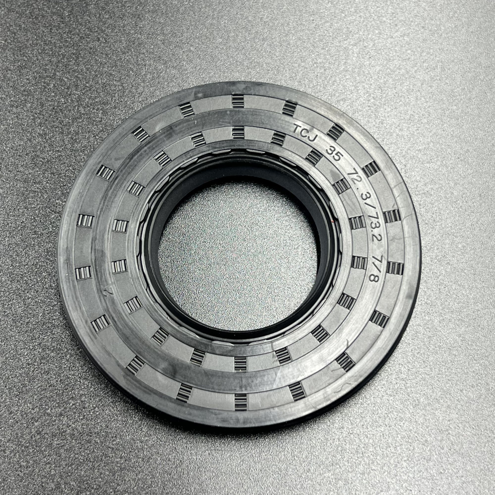 картинка Сальник коленвала BRP (09-165; 420831952) (35x72x7/8) (KACAWA)