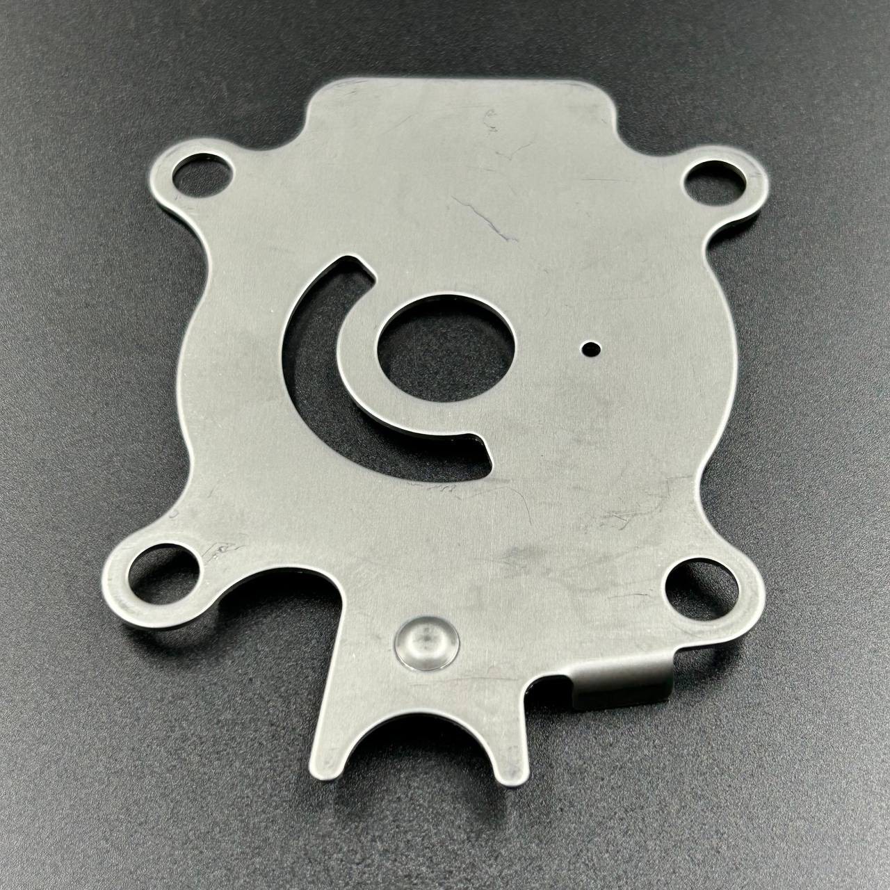 картинка Пластина помпы охлаждения Suzuki DT40-65 (Omax)