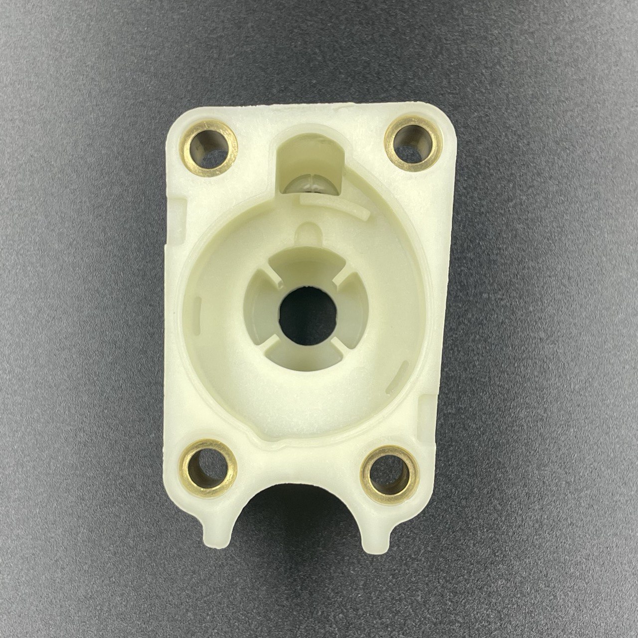 картинка Корпус помпы охлаждения Suzuki DF 4-6(A) (Suzuki)