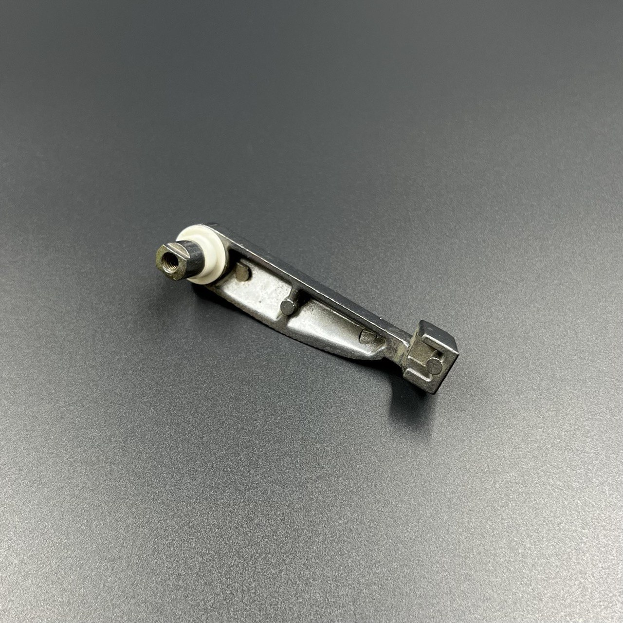 картинка Ручка замка капота Yamaha E5D-E8D (PREMARINE)