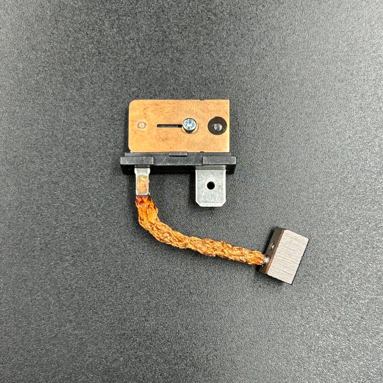 картинка Щетка электромотора гидравлики Suzuki DF200A (31136-90J10/31136-90J02) (Suzuki)