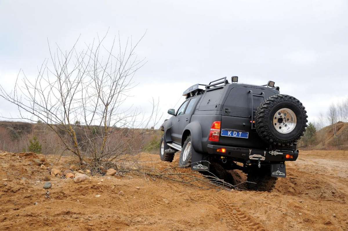 картинка Задний силовой бампер с калиткой крепления запасного колеса - Toyota Hilux Arctic Trucks