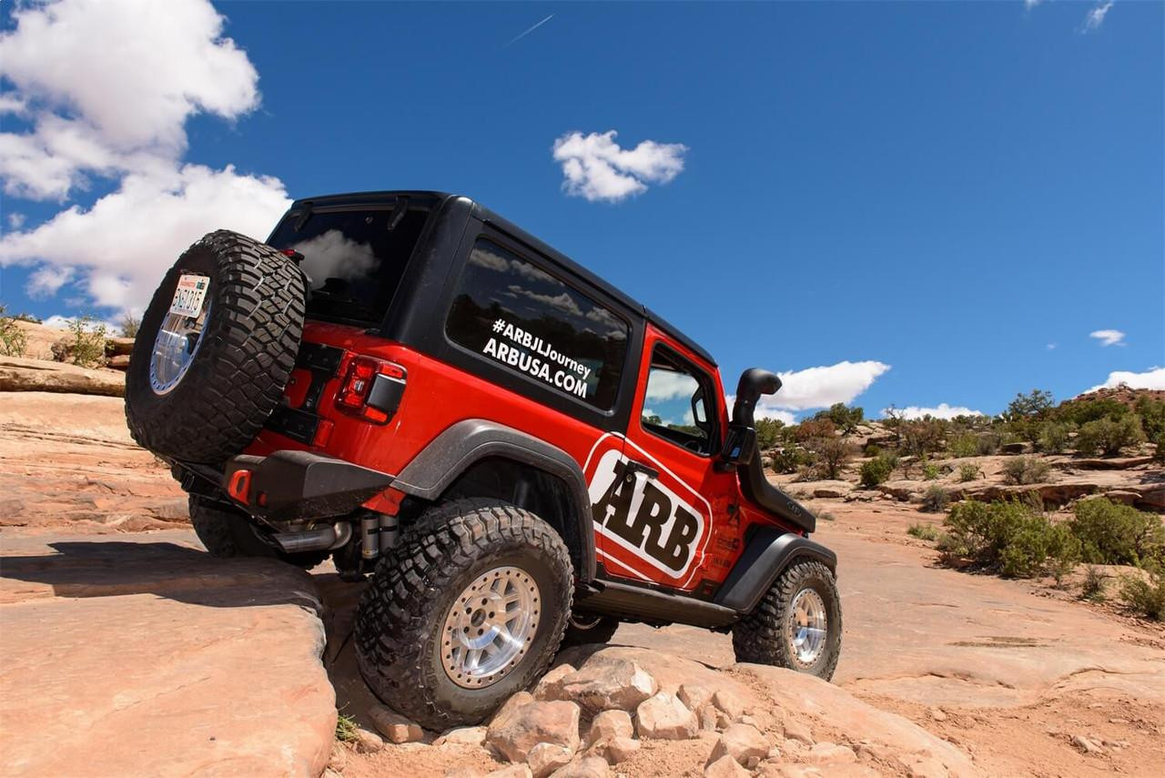 Слайдеры для Jeep Wrangler JL 2018-2023 с подножкой стальные черные