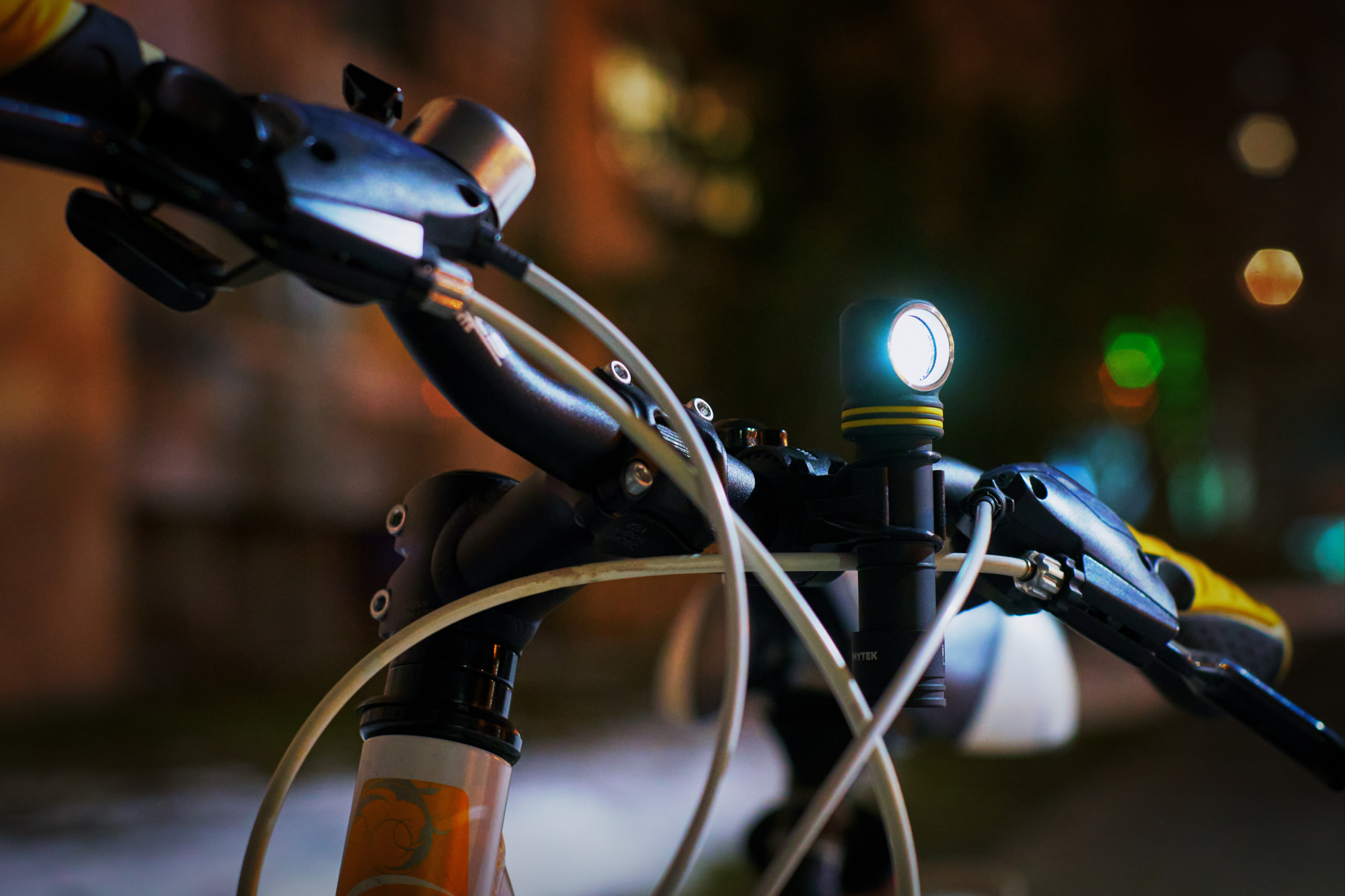 картинка Фонарь Armytek Elf C2 Micro-USB Белый