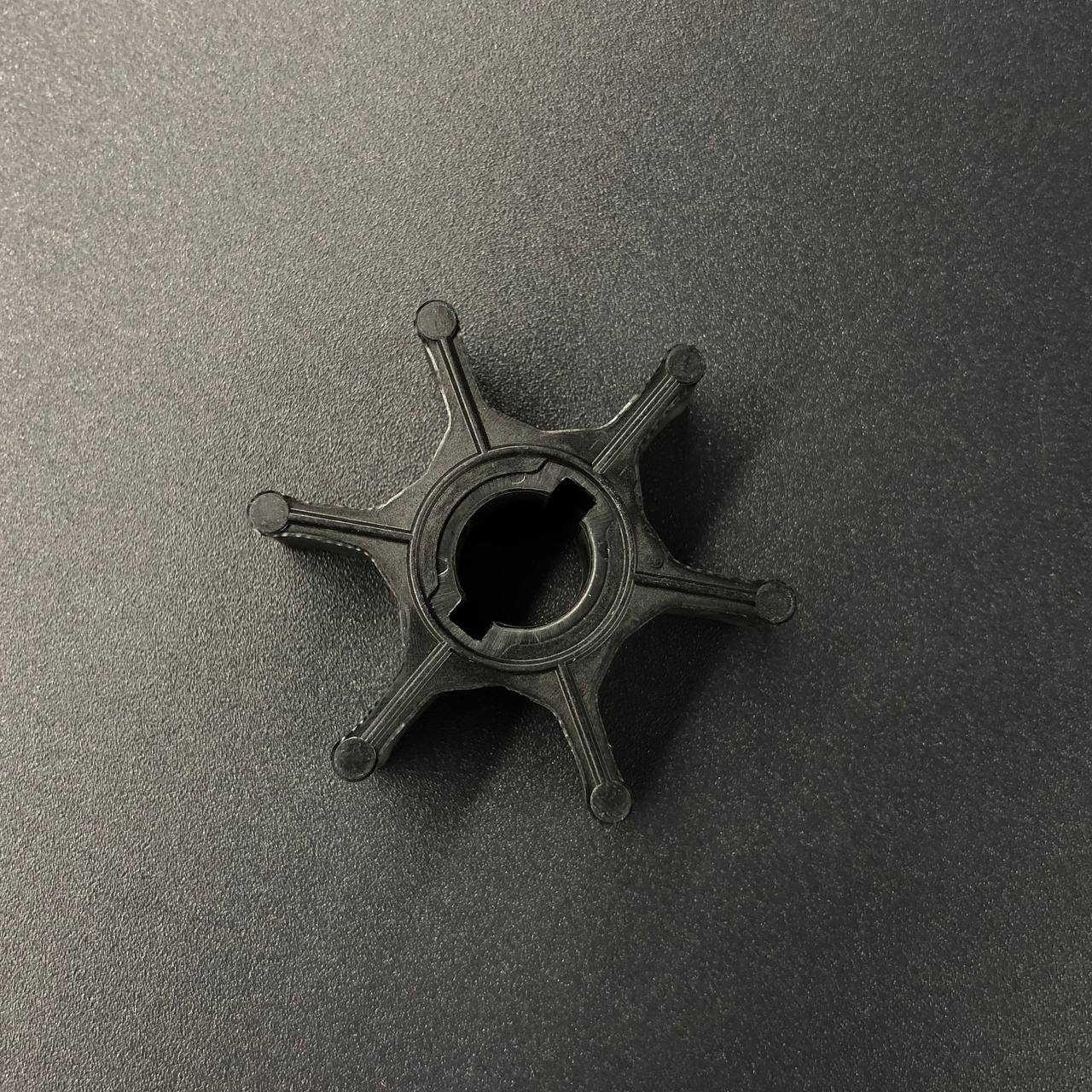 картинка Крыльчатка помпы охлаждения Suzuki DT2-8, DF4-6 (Suzuki)