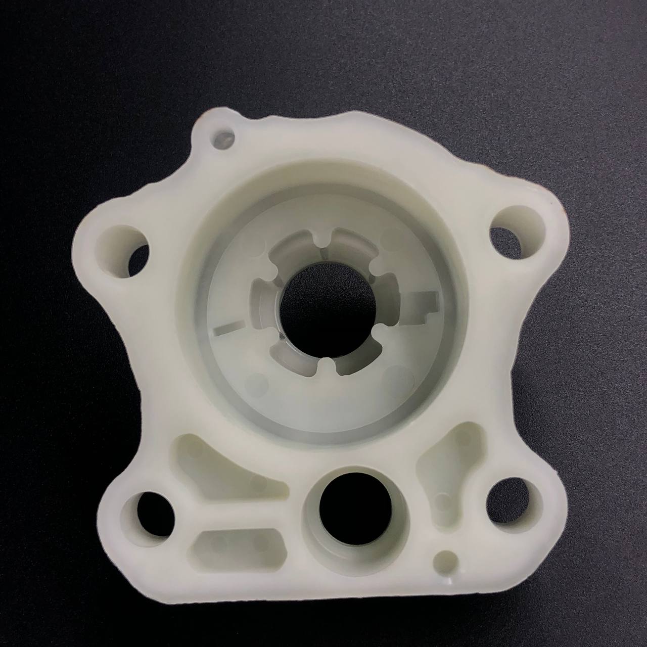 картинка Корпус помпы охлаждения Yamaha 60-70 (Yamaha)