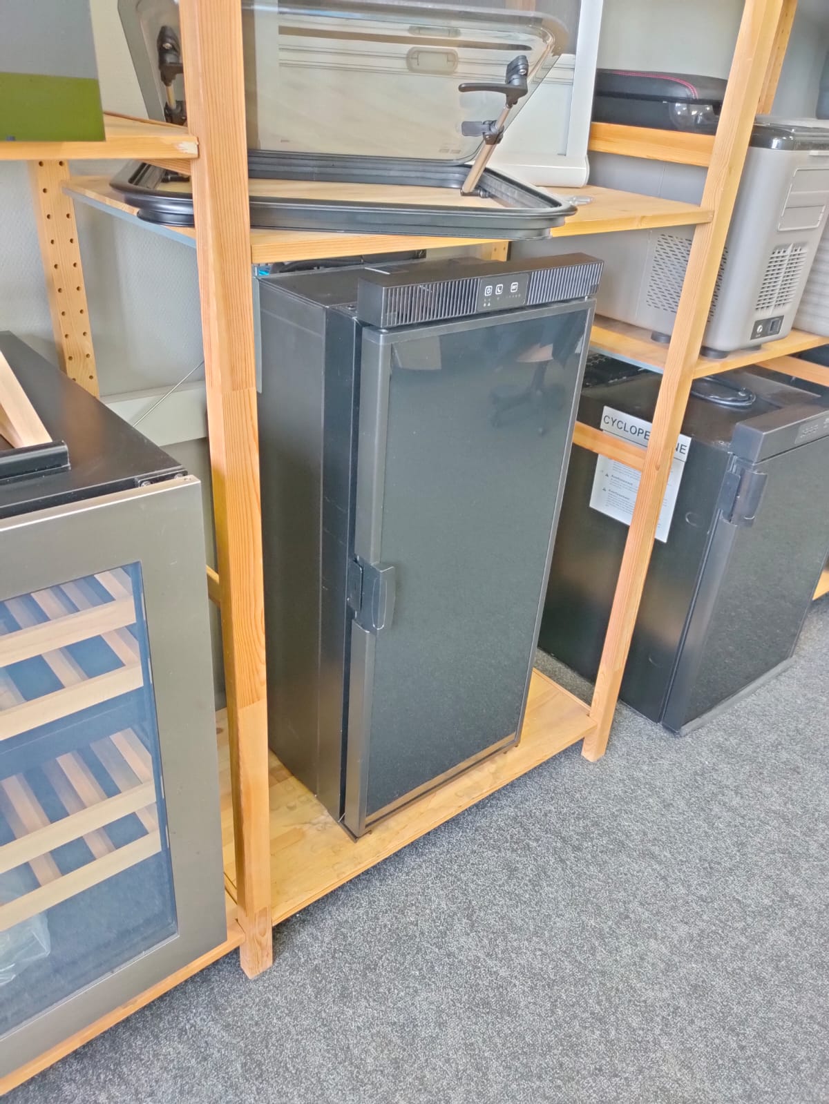 картинка Холодильник встраиваемый компрессорный Sanjo RCN90L (12/24В)