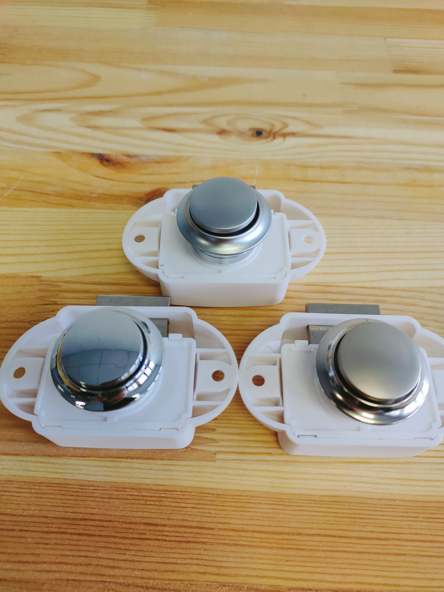 картинка Кнопка-замок мебельный BL01N-WC белый (кнопка серебро)