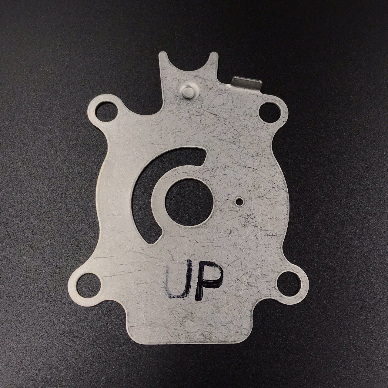 картинка Пластина помпы охлаждения Suzuki DT40-65 (Suzuki)