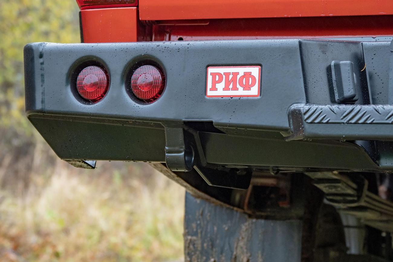 картинка Бампер задний РИФ Isuzu D-MAX с квадратом под фаркоп, калиткой и фонарями, стандарт