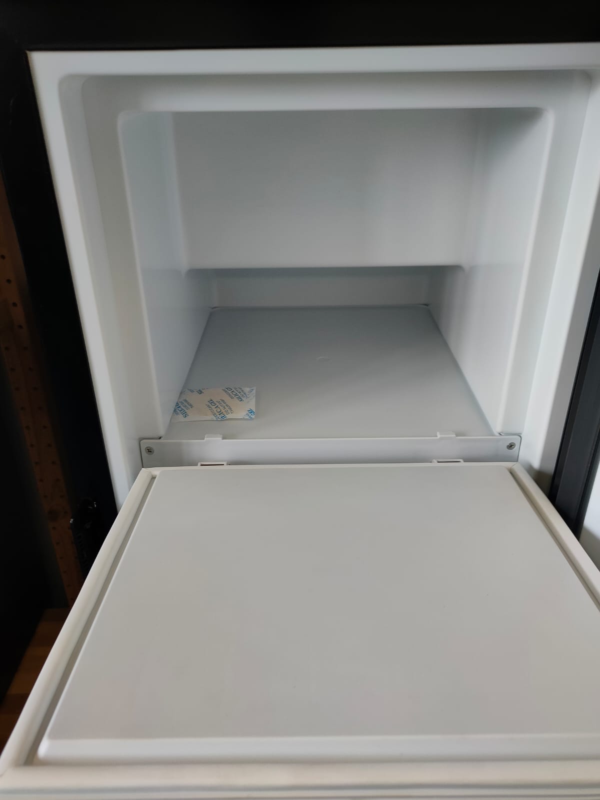 картинка Холодильник встраиваемый компрессорный Sanjo RCN90L (12/24В)