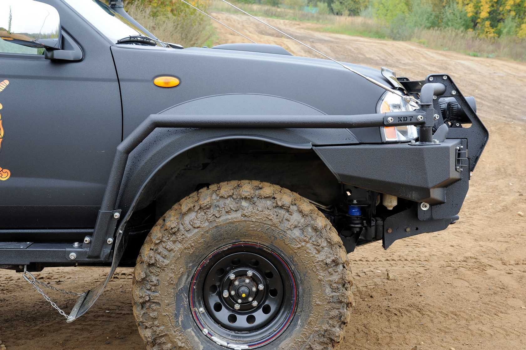 картинка Бампер передний KDT без кенгурина с местами под ПТФ 2шт. Valeo III поколения для Nissan NP300 лифт 0