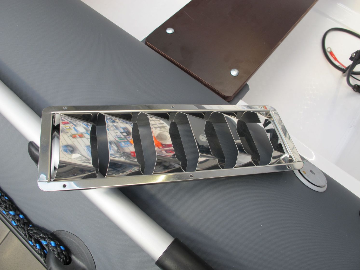 картинка Решетка воздухозаборника 325х112х27 мм