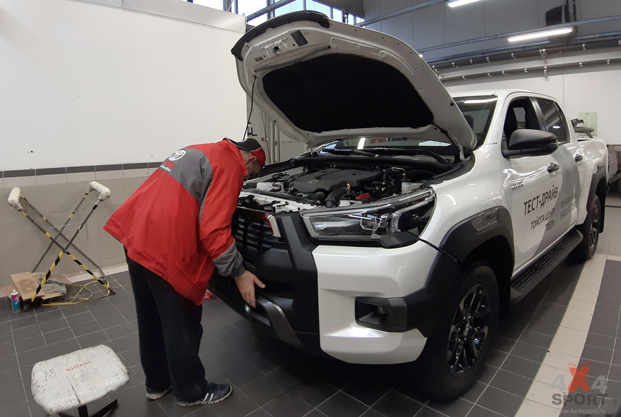 картинка Toyota Hilux 2020- (рестайлинг) Установочный комплект с лебедкой COMEUP GIO100s
