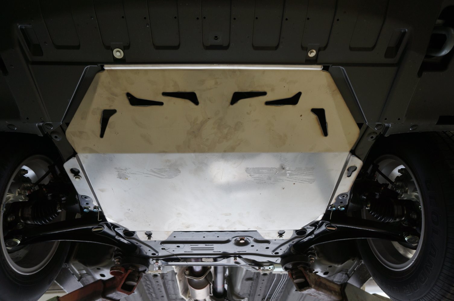 картинка Бампер передний Mitsubishi L200 2015-11.2018 КРОМЕ К-ЦИИ INVITE (БАЗОВЫЙ, под покраску, без оптики) АВС-Дизайн ABC.MCCL200.FB.21P