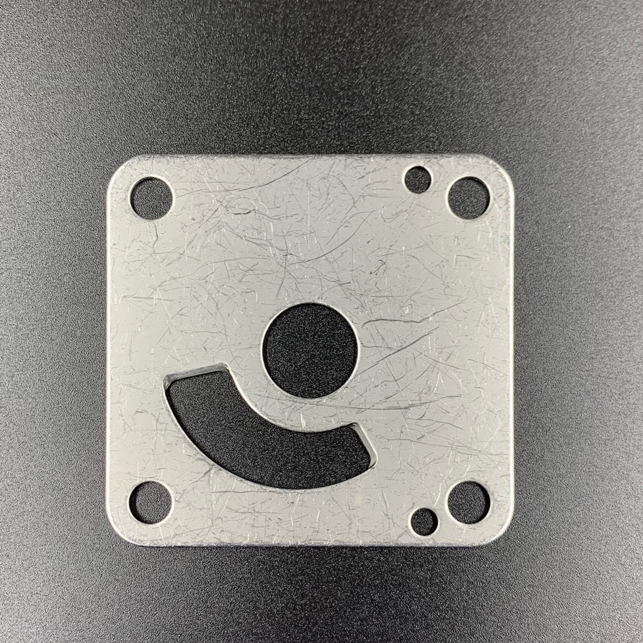 картинка Пластина помпы охлаждения Yamaha 20-25 (Yamaha) (RAC)