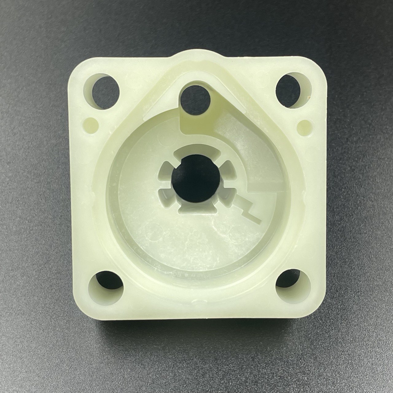 картинка Корпус помпы охлаждения Yamaha F9.9-20 (Yamaha)