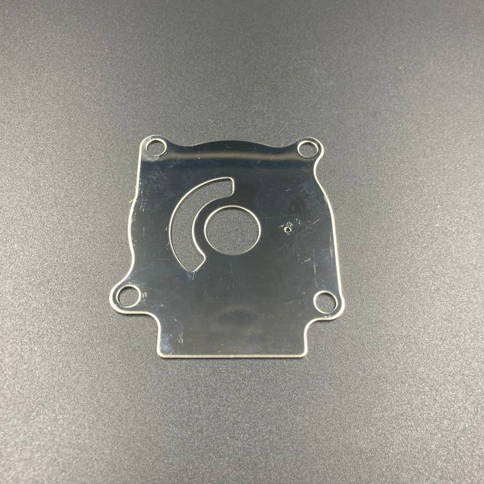 картинка Пластина помпы охлаждения Suzuki DT20-40, DF25-50 (OMAX 2)
