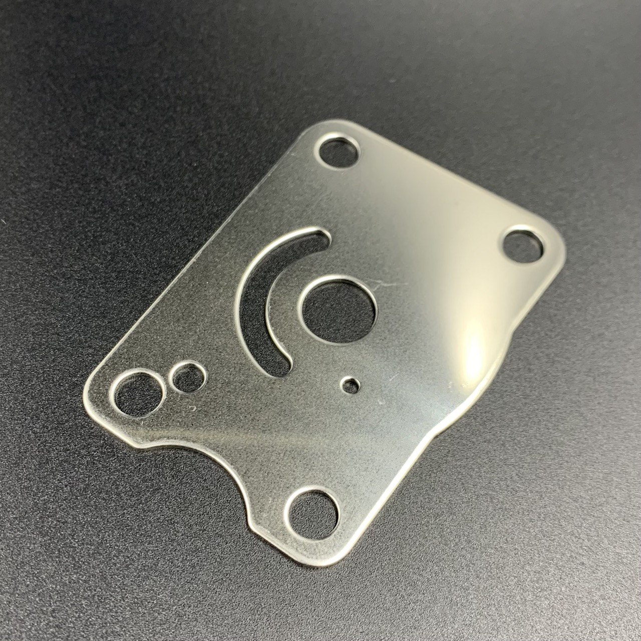 картинка Пластина помпы охлаждения Suzuki DT4-5 (Omax)