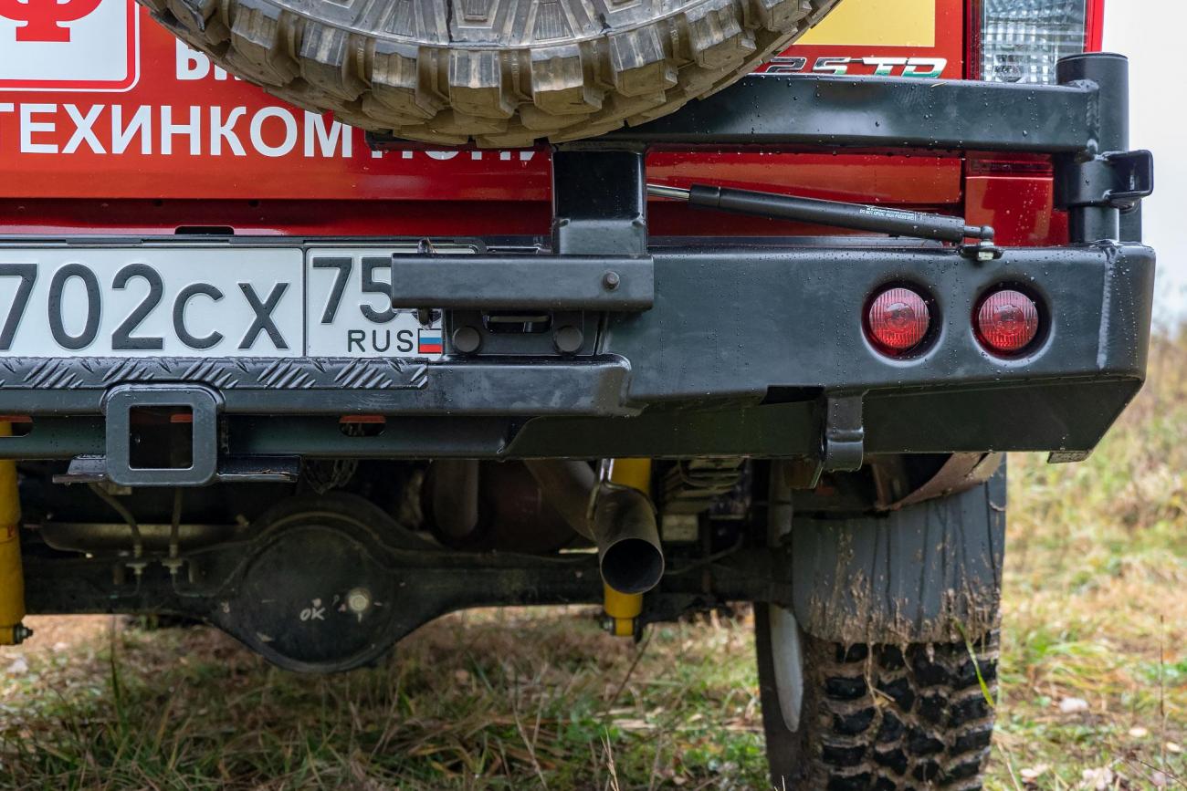 картинка Бампер задний РИФ Isuzu D-MAX с квадратом под фаркоп, калиткой и фонарями, стандарт