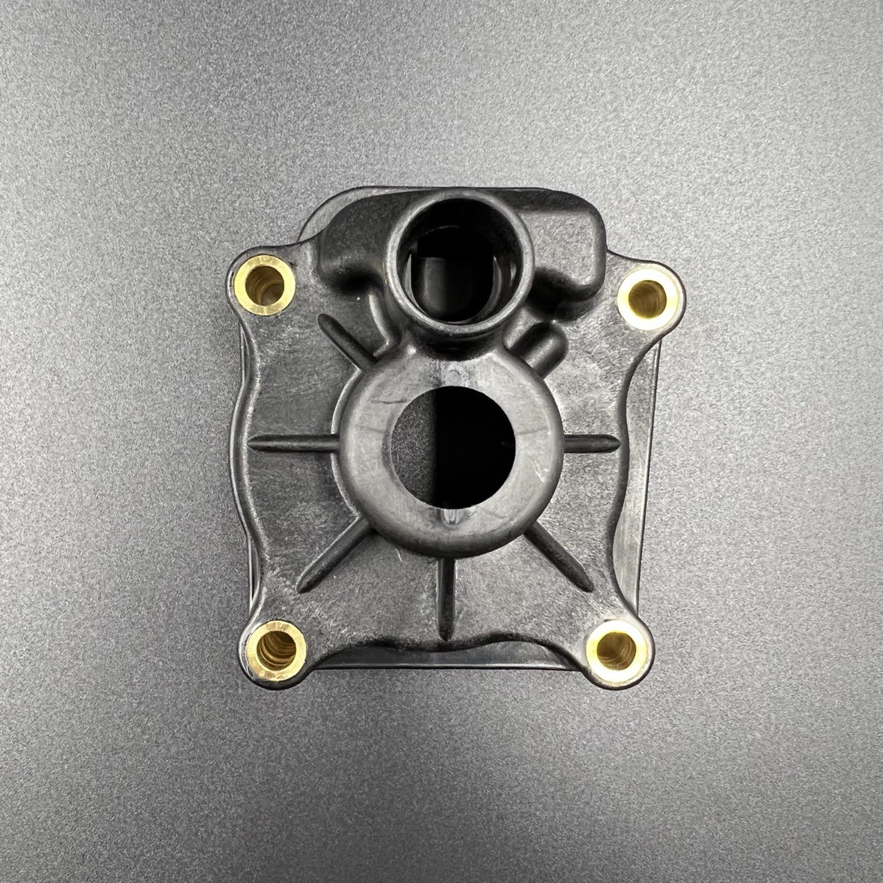 картинка Корпус помпы охлаждения Suzuki DF20-25(V-twin) (Suzuki)