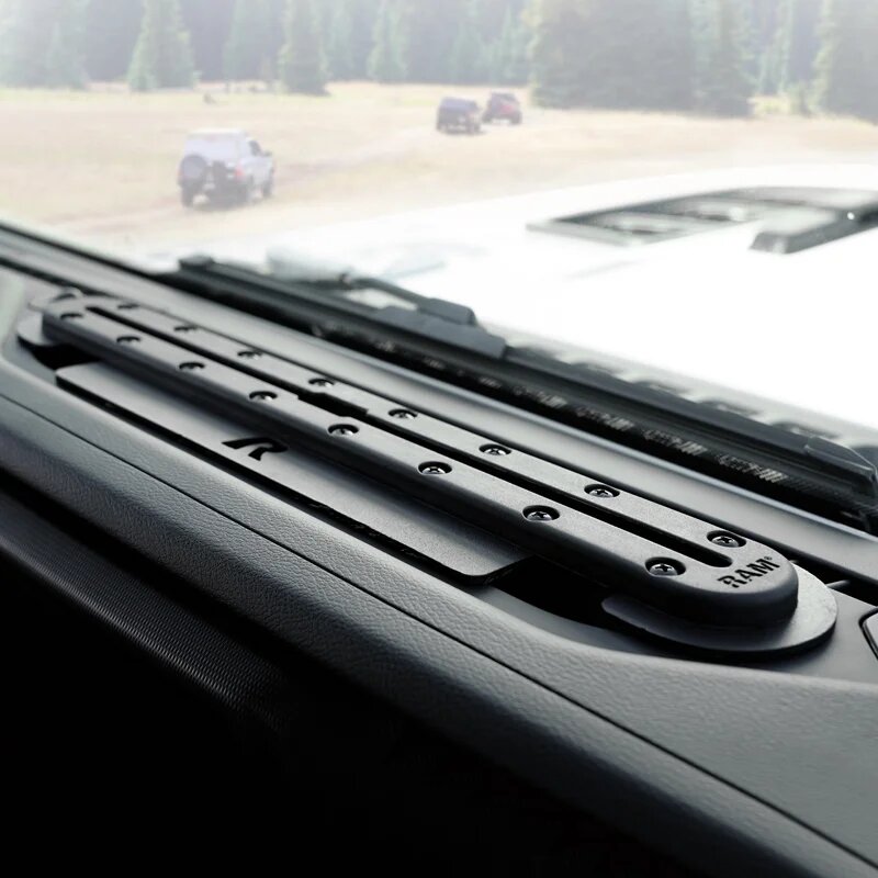 Крепление RAM Tough-Track салазки на переднюю панель 18-21' Jeep JL/Gladiator (RAM-DT-204-TRACK-A12U)