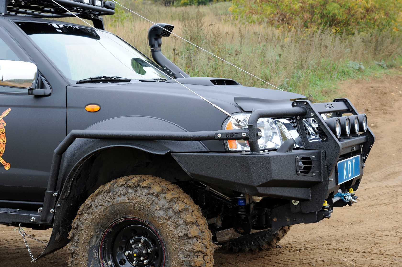 картинка Бампер передний KDT без кенгурина с местами под ПТФ 2шт. Valeo III поколения для Nissan NP300 лифт 0