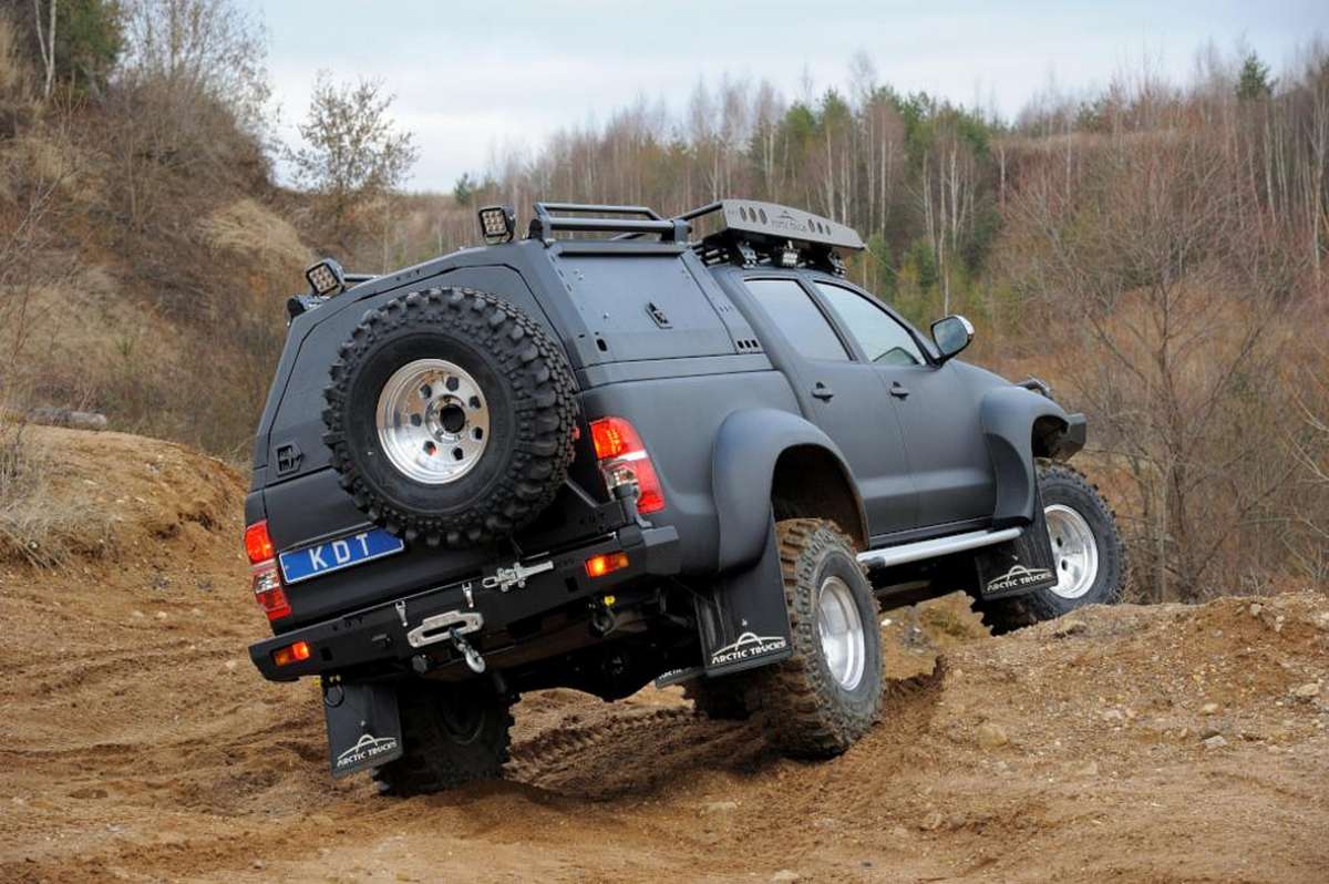 картинка Задний силовой бампер с калиткой крепления запасного колеса - Toyota Hilux Arctic Trucks