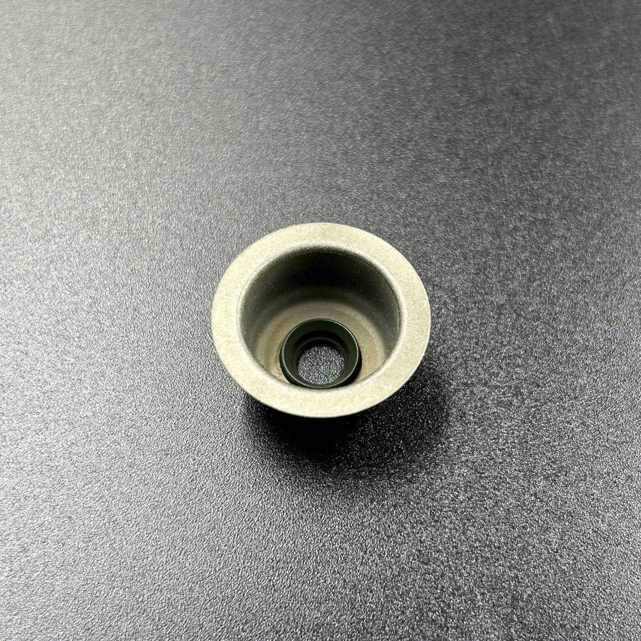 картинка Маслосъемный колпачок Honda BF4.5-5 (12209-ZE6-G02) (Впуск) (Honda)