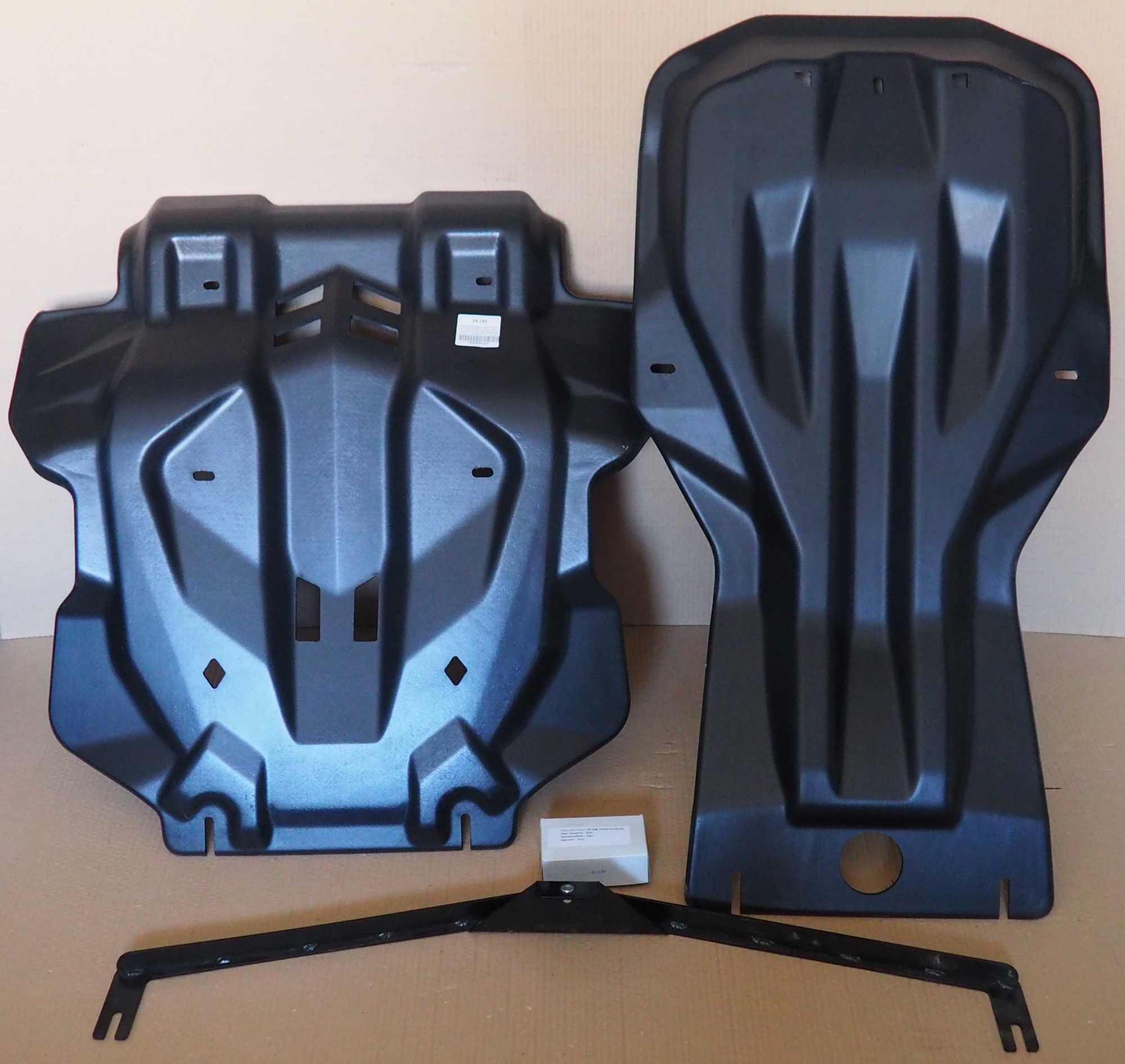 картинка Защита топливного бака Toyota Hilux (2015-) (Композит 8 мм) 24.98k