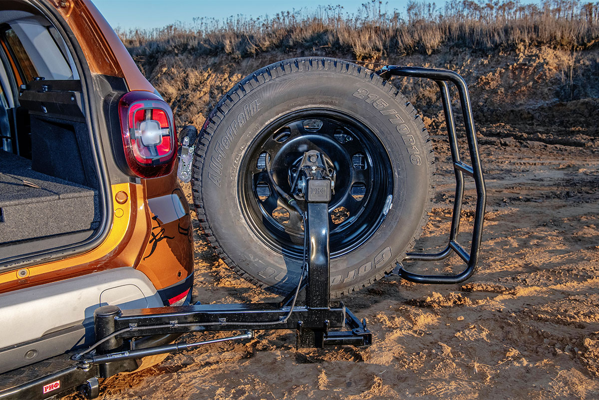 картинка Бампер задний РИФ Renault Duster 2021+ c квадратом под фаркоп, калиткой и подсветкой номера