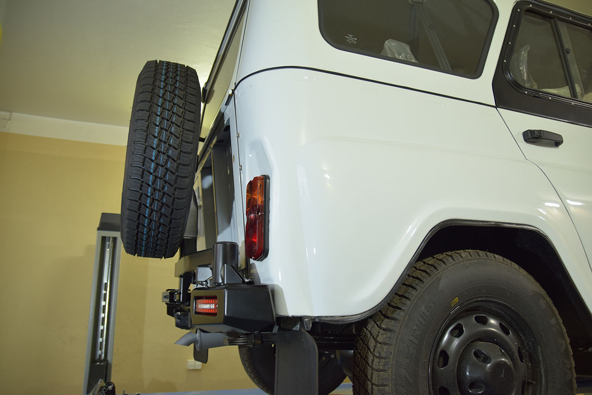 картинка Бампер задний УАЗ Хантер с фонарями, калиткой, возможностью установки фаркопа, стандарт RIF469-21225 "РИФ"