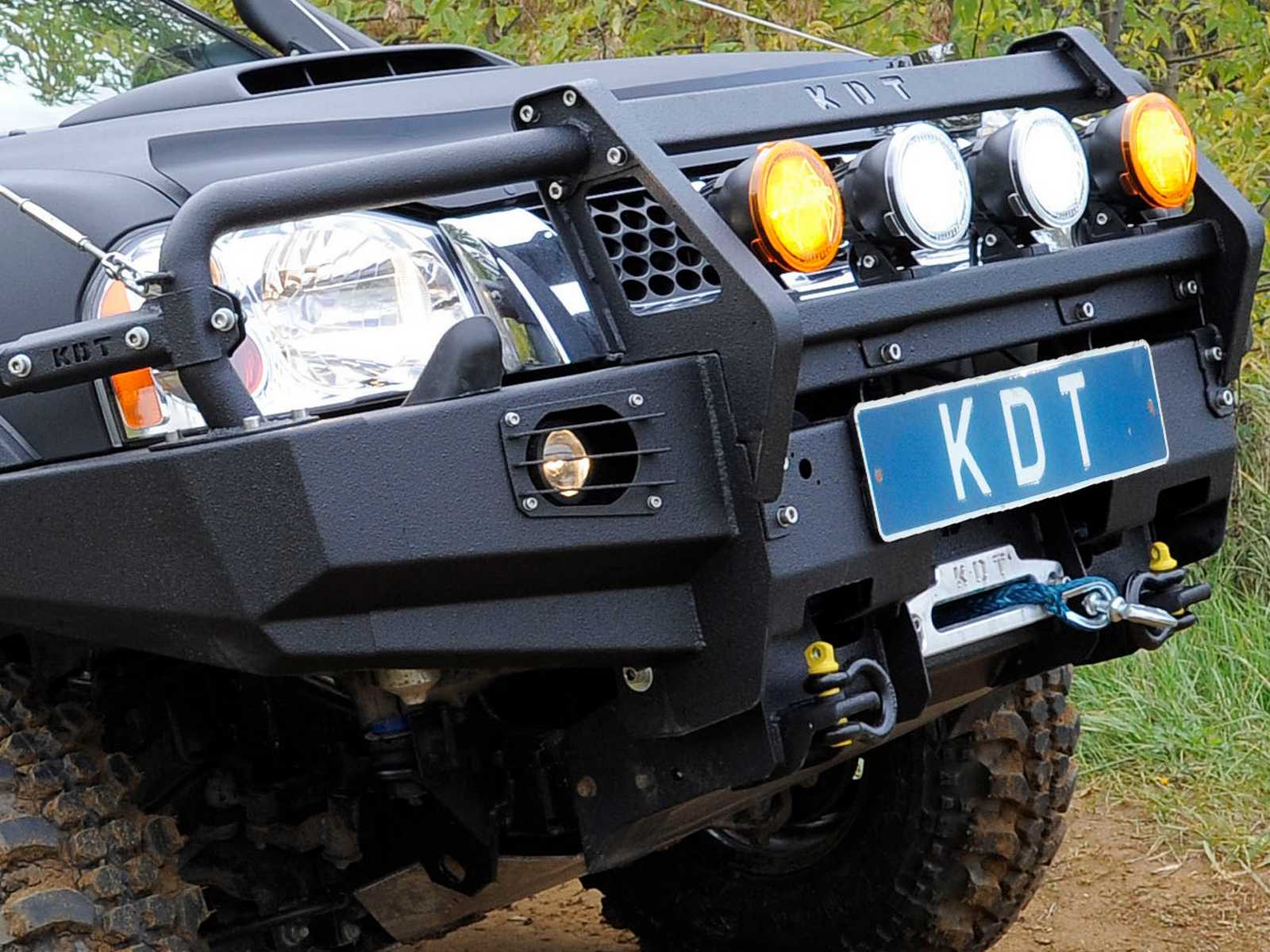 картинка Бампер передний KDT без кенгурина с местами под ПТФ 2шт. Valeo III поколения для Nissan NP300 лифт 0