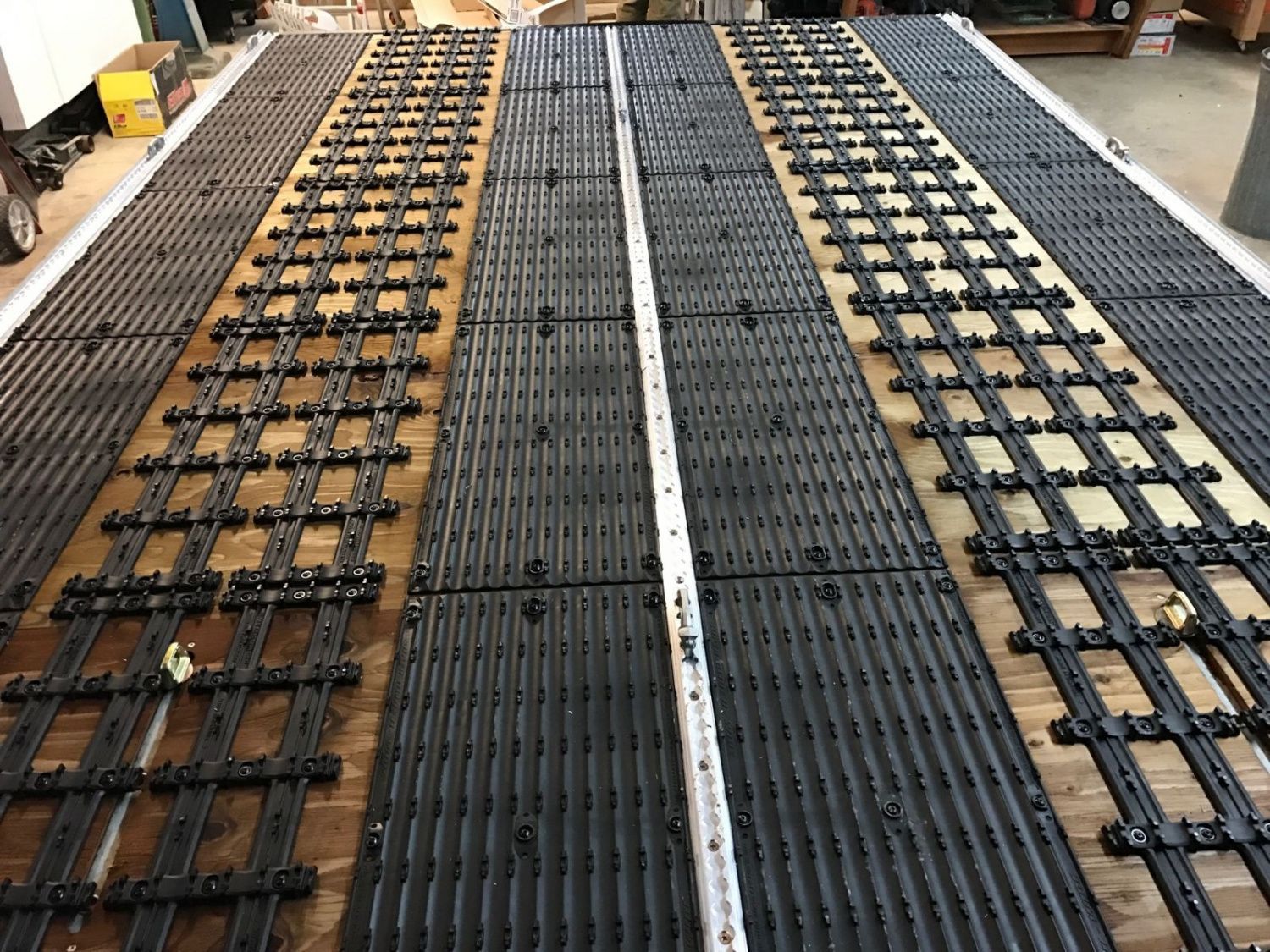 картинка Пластиковое нескользящее покрытие для прицепа (широкое)