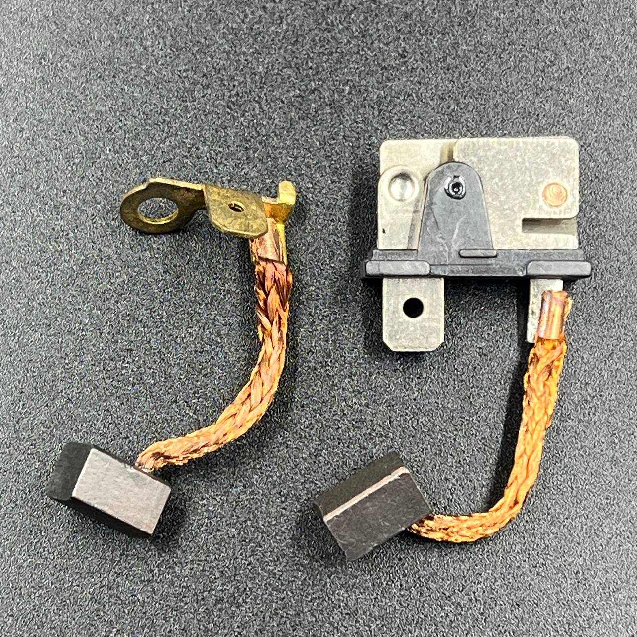 картинка Щётки мотора гидроподъема Yamaha 55-90(WUHU)