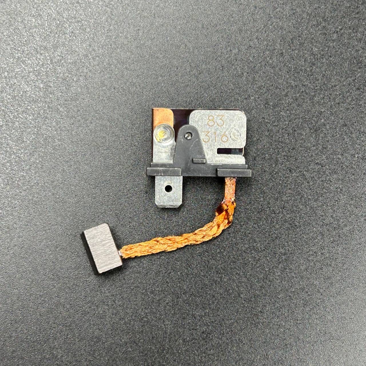 картинка Щетка электромотора гидравлики Suzuki DF200A (31136-90J10/31136-90J02) (Suzuki)