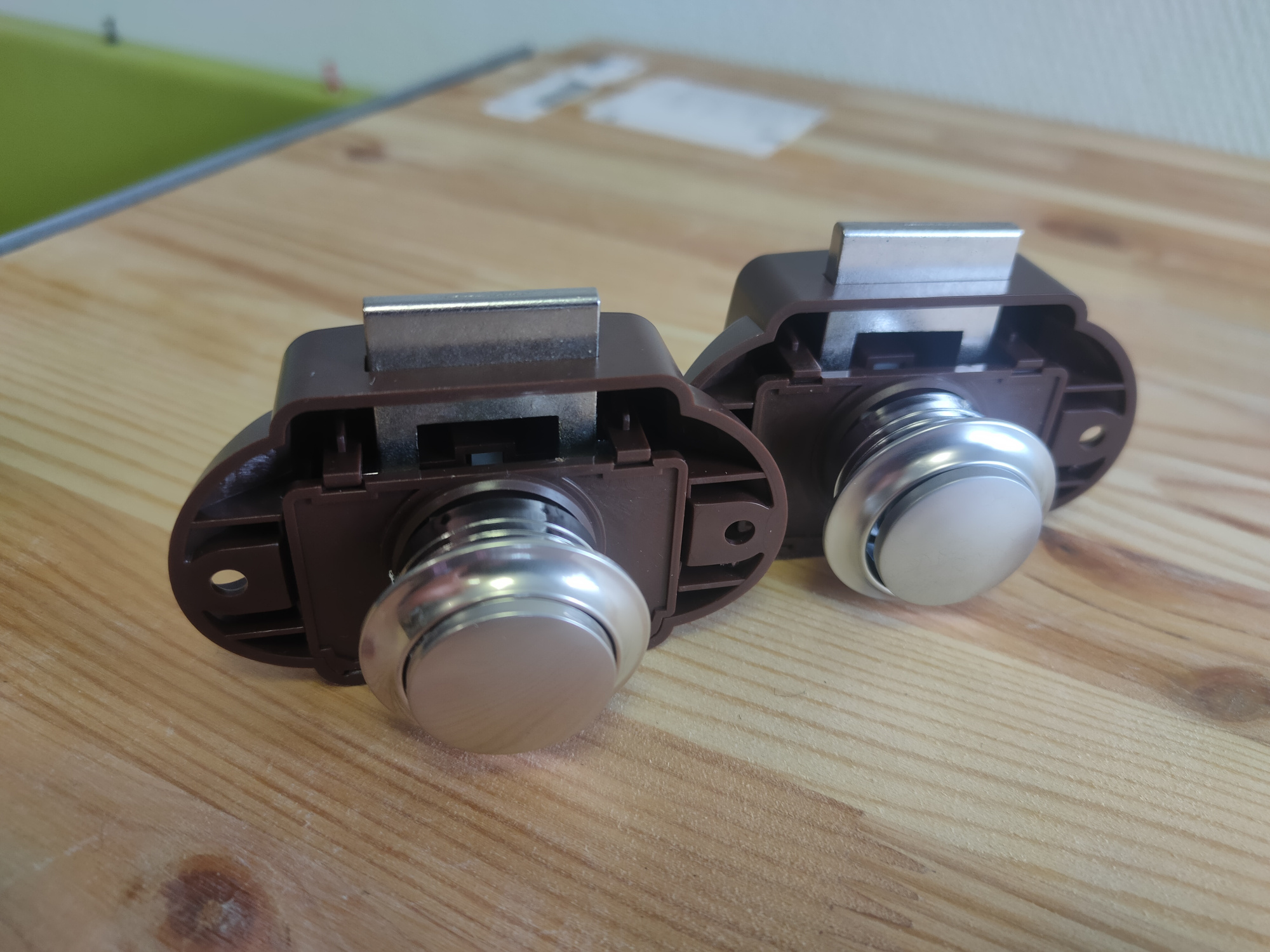 картинка Кнопка-замок мебельный BL01N-BN коричневый (кнопка шампань)