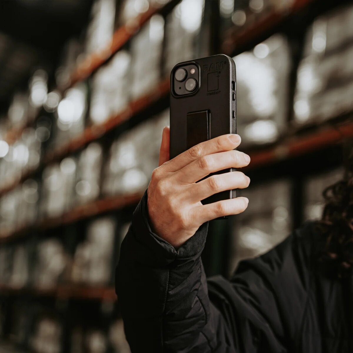 картинка IntelliSkin для Apple iPhone 15 (RAM-GDS-SKIN-AP41)