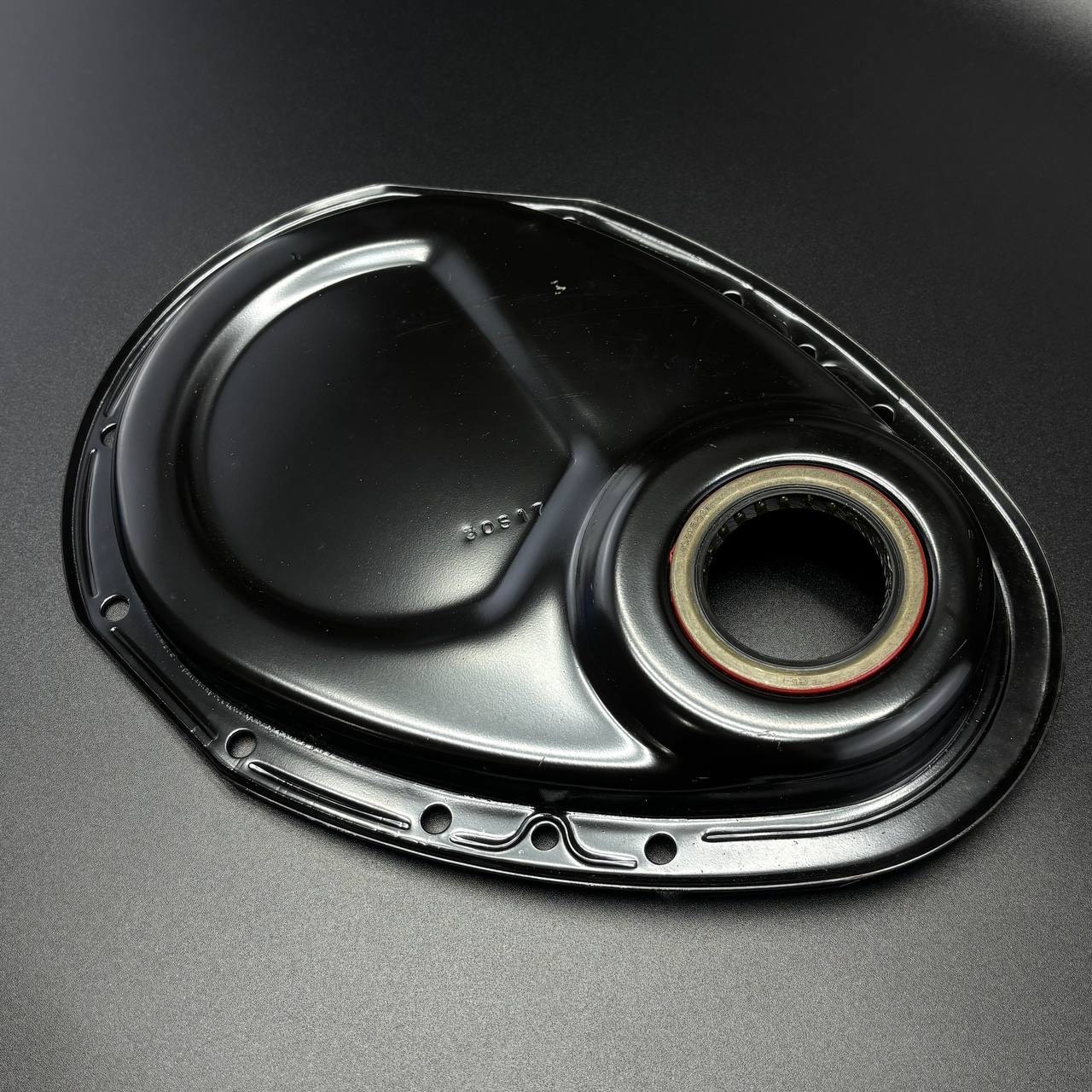 картинка Крышка цепи газораспределения стальная COVER ASSY QS