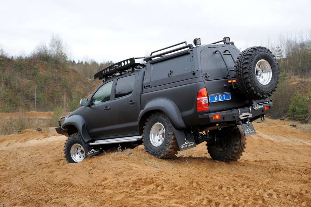 картинка Задний силовой бампер с калиткой крепления запасного колеса - Toyota Hilux Arctic Trucks